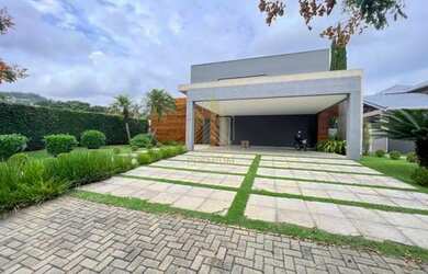 Imagem: A casa em condomínio possui 5 Dormitórios, 5 Banheiros, 5