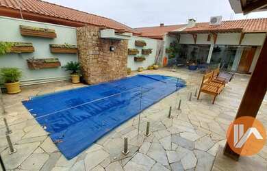 Imagem: A casa possui 4 Dormitórios, 4 Banheiros, 2 Vagas na garagem