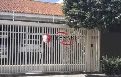 Imagem: A casa possui 3 Dormitórios, 3 Banheiros, 4 Vagas na garagem