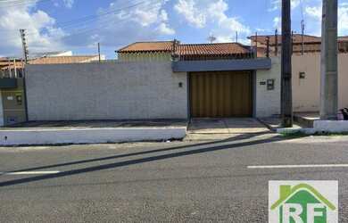 Imagem: A casa possui 3 Dormitórios, 2 Banheiros, 5 Vagas na garagem