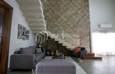 Imagem: A casa em condomínio possui 4 Dormitórios, 5 Banheiros, 4