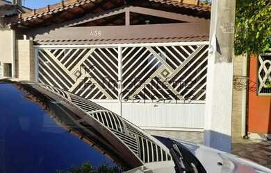 Imagem: A casa possui 2 Dormitórios, 2 Banheiros, 2 Vagas na garagem