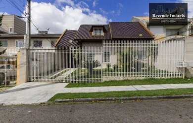 Imagem: A casa possui 4 Dormitórios, 3 Banheiros, 2 Vagas na garagem