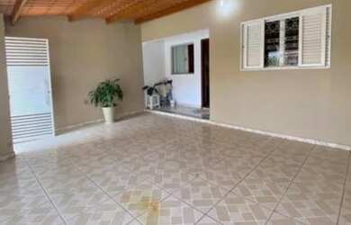 Imagem: A casa possui 3 Dormitórios, 2 Banheiros, 1 Vaga na garagem