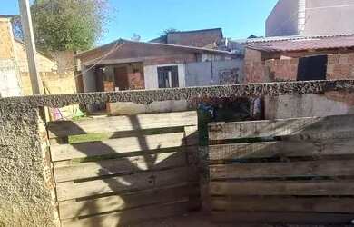 Imagem: A casa possui 2 Dormitórios, 1 Banheiro, 1 Vaga na garagem