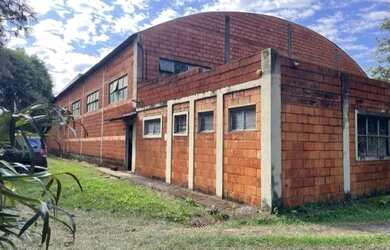 Imagem: O depósito possui 5 Vagas na garagem, 877m² de Área e está