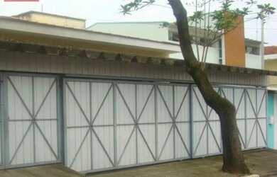 Imagem: A casa possui 3 Dormitórios, 3 Banheiros, 4 Vagas na garagem