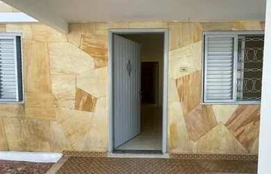 Imagem: A casa possui 4 Dormitórios, 2 Banheiros, 2 Vagas na garagem