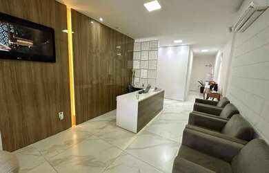 Imagem: A casa possui 5 Dormitórios, 2 Banheiros, 4 Vagas na garagem