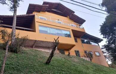 Imagem: A casa possui 5 Dormitórios, 5 Banheiros, 4 Vagas na garagem