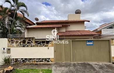 Imagem: A casa possui 3 Dormitórios, 2 Banheiros, 5 Vagas na garagem