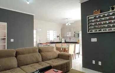 Imagem: A casa possui 3 Dormitórios, 2 Banheiros, 120m² de Área e