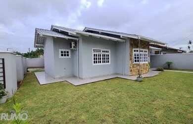 Imagem: A casa possui 4 Dormitórios, 3 Banheiros, 2 Vagas na garagem