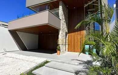 Imagem: A casa possui 4 Dormitórios, 5 Banheiros, 4 Vagas na garagem