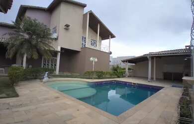 Imagem: A casa possui 4 Dormitórios, 3 Banheiros, 500m² de Área e