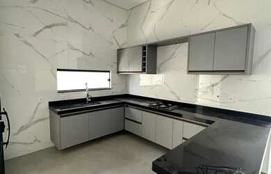 Imagem: A casa possui 3 Dormitórios, 2 Banheiros, 2 Vagas na garagem