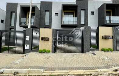 Imagem: A casa possui 3 Dormitórios, 2 Banheiros, 1 Vaga na garagem