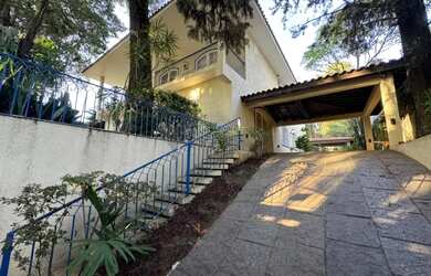 Imagem: A casa possui 5 Dormitórios, 3 Banheiros e 746m² de Área