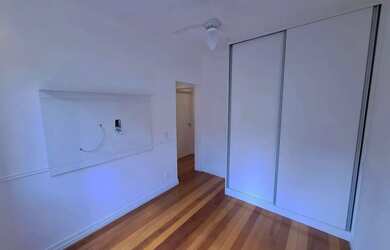 Imagem 11: O imóvel oferece 2 suítes, 1 banheiro, 1 escritório, 1 lavabo, 2 vagas...