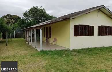 Imagem: A casa possui 3 Dormitórios, 2 Banheiros, 5 Vagas na garagem