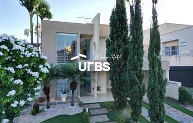 Imagem: A casa em condomínio possui 4 Dormitórios, 5 Banheiros, 4