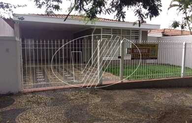 Imagem: A casa possui 3 Dormitórios, 3 Banheiros, 4 Vagas na garagem