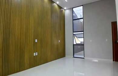 Imagem: A casa possui 3 Dormitórios, 2 Banheiros, 2 Vagas na garagem