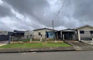 Imagem: A casa possui 3 Dormitórios, 1 Banheiro, 2 Vagas na garagem