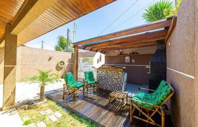 Imagem: A casa possui 3 Dormitórios, 2 Banheiros, 2 Vagas na garagem