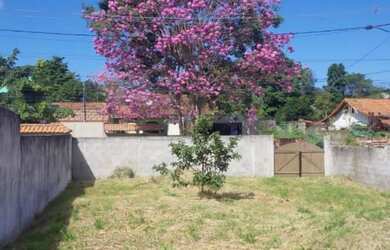 Imagem: A casa possui 2 Dormitórios, 2 Banheiros, 4 Vagas na garagem