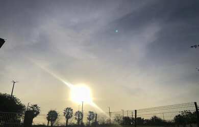 Imagem: A casa possui 2 Dormitórios, Acomodam 6 pessoas e 2 Vagas na