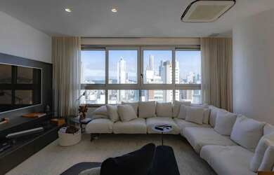 Imagem: O apartamento possui 4 Dormitórios, 4 Banheiros, 5 Vagas na