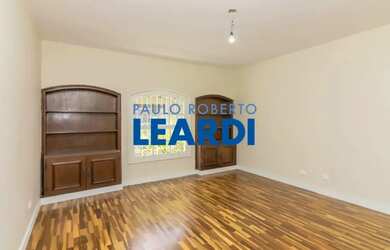 Imagem: A casa possui 3 Dormitórios, 5 Banheiros, 2 Vagas na garagem