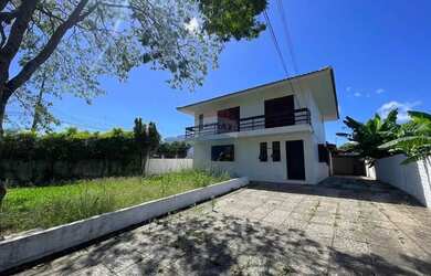 Imagem: A casa possui 3 Dormitórios, 4 Banheiros, 3 Vagas na garagem