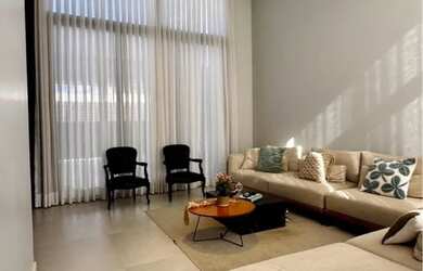 Imagem: A casa possui 3 Dormitórios, 4 Banheiros, 4 Vagas na garagem