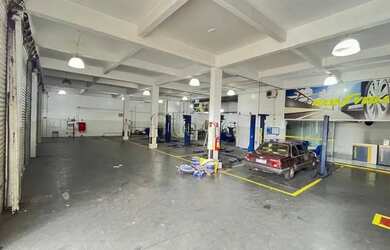 Imagem: O depósito possui 5 Vagas na garagem e 450m² de Área e está