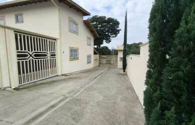 Imagem: A casa possui 3 Dormitórios, 2 Banheiros, 1 Vaga na garagem