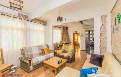 Imagem: A casa à venda possui 3 Dormitórios, 3 Banheiros, 2 Vagas