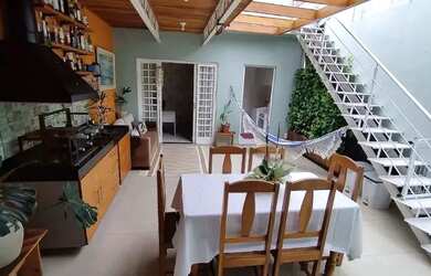 Imagem: A casa possui 2 Dormitórios, 1 Banheiro, 2 Vagas na garagem