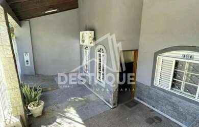 Imagem: A casa possui 2 Dormitórios, 1 Banheiro, 2 Vagas na garagem