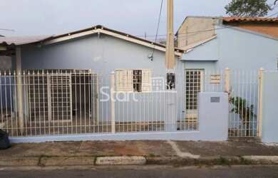 Imagem: A casa possui 2 Dormitórios, 1 Banheiro, 1 Vaga na garagem