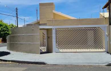 Imagem: A casa possui 3 Dormitórios, 3 Banheiros, 3 Vagas na garagem