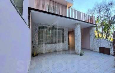 Imagem: A casa possui 3 Dormitórios, 2 Banheiros, 2 Vagas na garagem