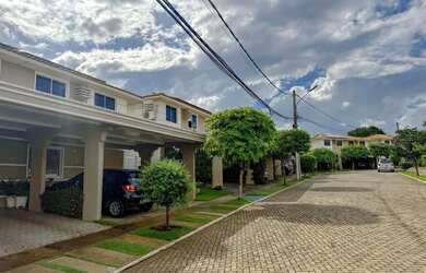 Imagem: A casa possui 2 Dormitórios, 2 Banheiros, 2 Vagas na garagem