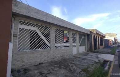 Imagem: A casa possui 3 Dormitórios, 3 Banheiros, 2 Vagas na garagem