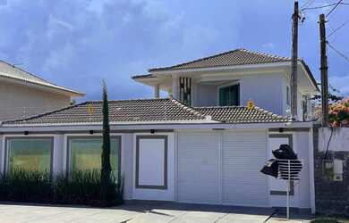 Imagem: A casa possui 4 Dormitórios, 5 Banheiros, 3 Vagas na garagem