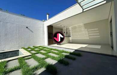 Imagem: A casa possui 3 Dormitórios, 3 Banheiros, 4 Vagas na garagem