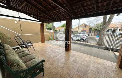 Imagem: A casa possui 4 Dormitórios, 2 Banheiros, 1 Vaga na garagem