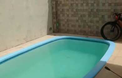 Imagem: A casa possui 3 Dormitórios, 2 Banheiros, 1 Vaga na garagem