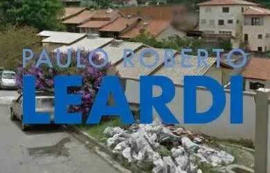 Imagem: A casa possui 3 Dormitórios, 1 Banheiro, 2 Vagas na garagem